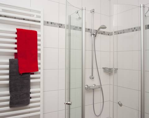 Stilvolles moderne Badezimmer mit viel Platz und Stauraum