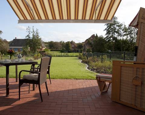 Blick von der Terrasse in den Garten