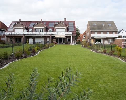 Blick über den Garten auf die Terrasse