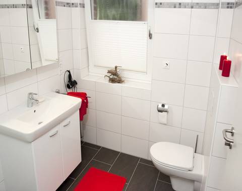 2 wunderschöne Badezimmer mit Dusche und WC